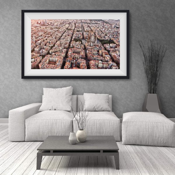 Blocks of Barcelona with Sagrada Familia seen from the air Verkauf – Bild 2